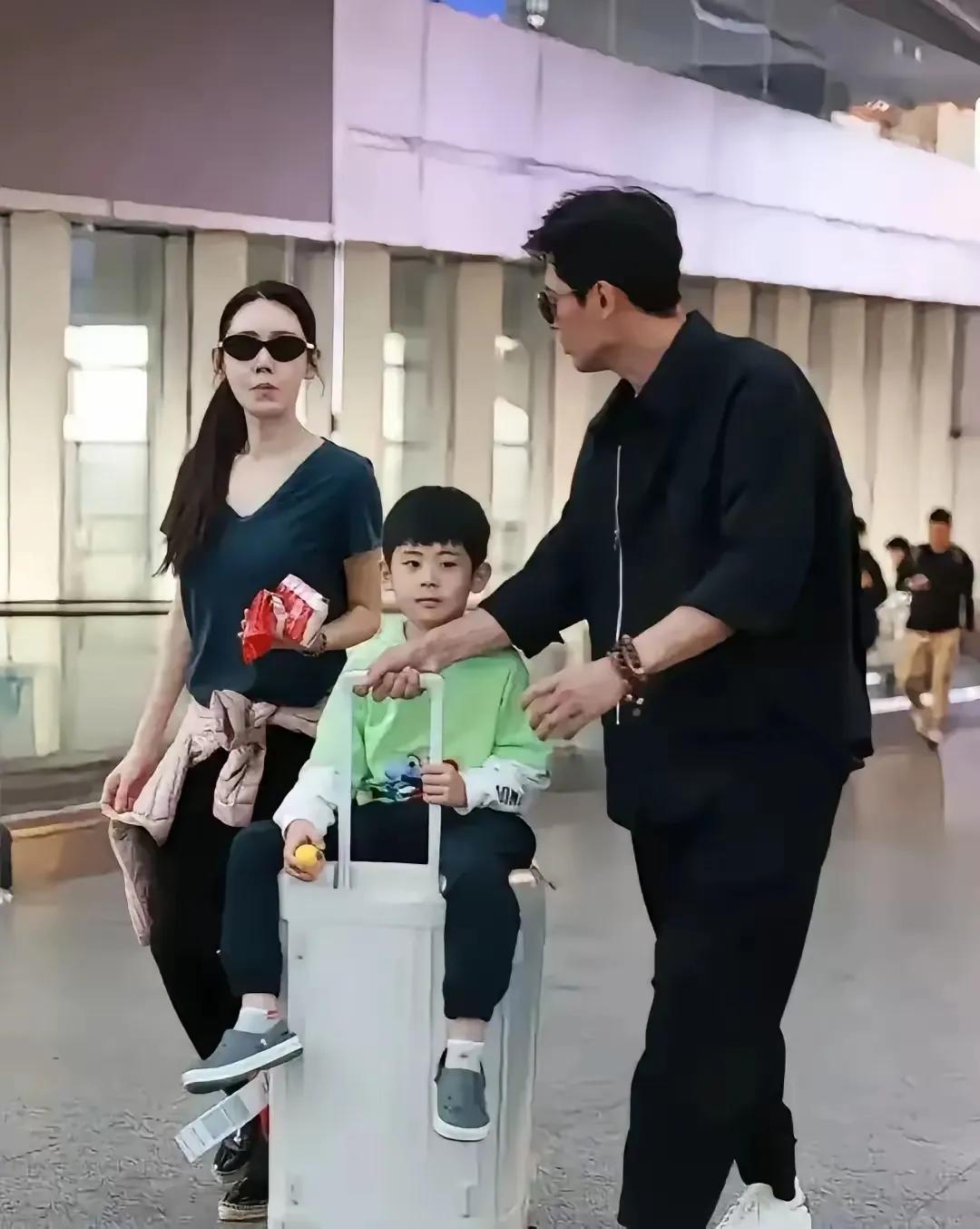 代拍把秋瓷炫和于晓光的儿子的正脸拍得这么清晰，要是孙俪和邓超早就又和这伙人吵起来