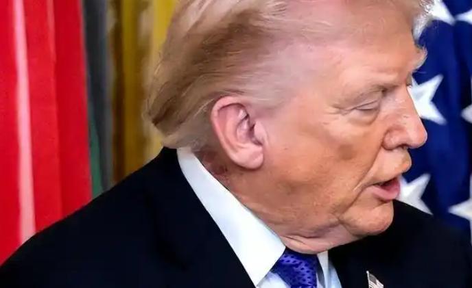 特朗普现在也不装了，因为美军调集的特种部队和空降兵以及两栖登陆部队基本上已经抵达