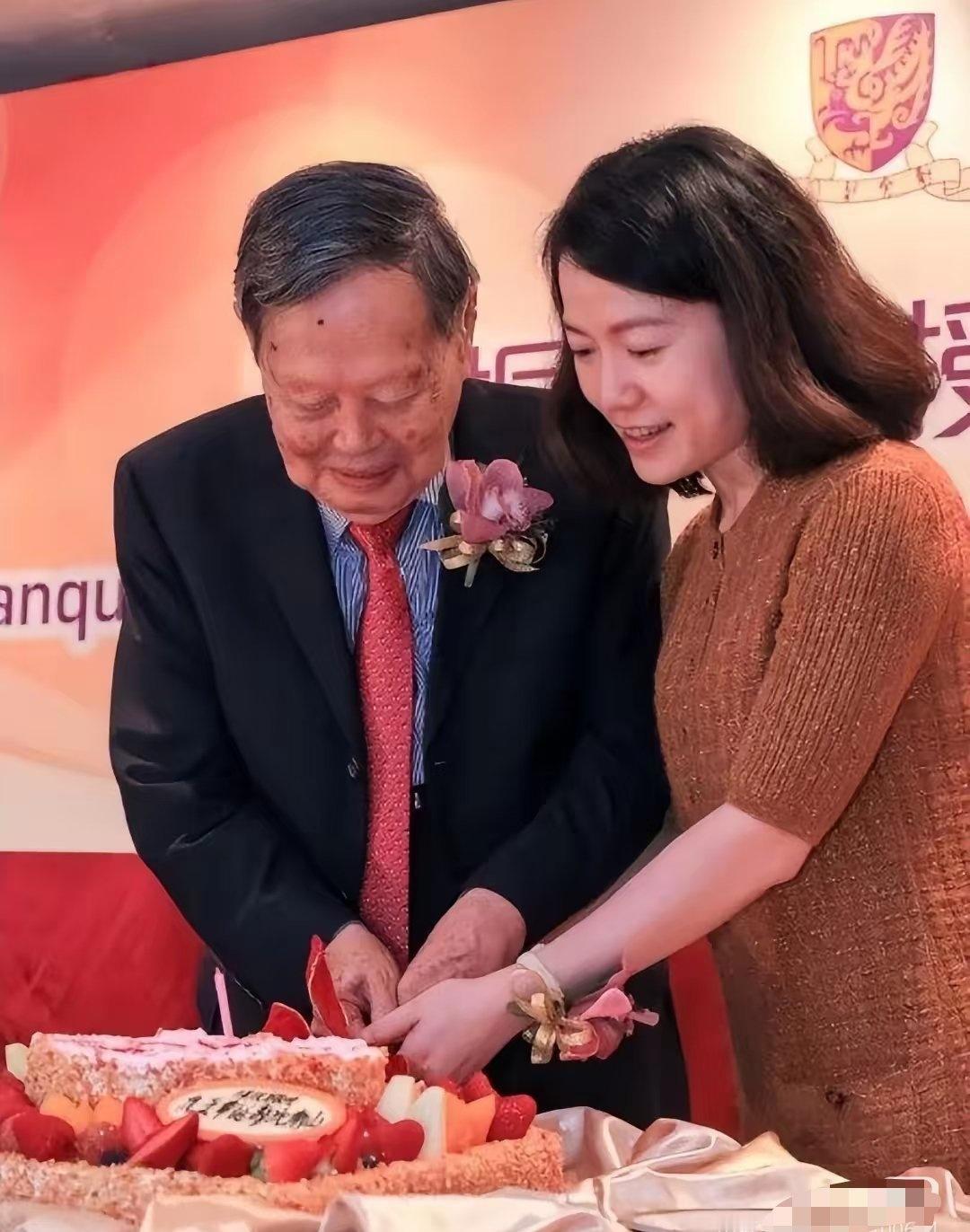 杨振宁103岁寿宴：一句“达令”，是21年的深情
杨振宁103岁生日宴上，一句宠