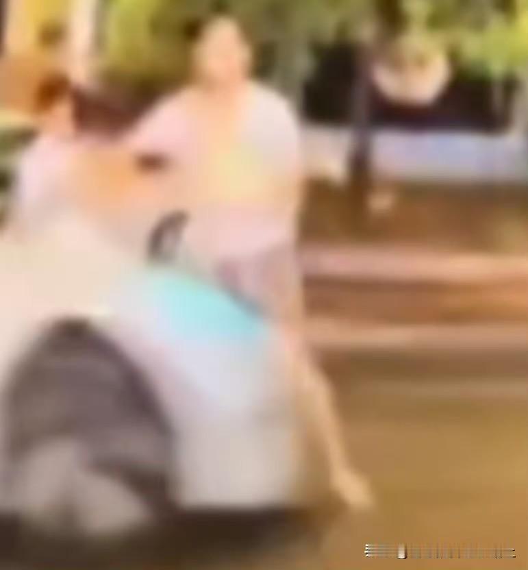 但凡凶手的速度稍微慢一点，爸爸妈妈和孩子都有机会逃生。

爸爸在最后一刻都在努力