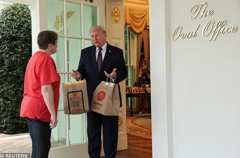 4 月 13 日，特朗普亲自在白宫椭圆形办公室门口，领取了他点的麦当劳外卖。
这