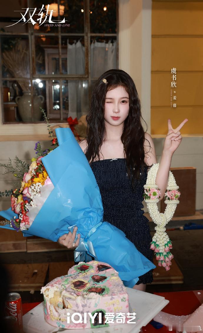 最新海报里的光影用得很妙，落在她和他身上的角度刚好。不是刻意的突出，是让角色的气