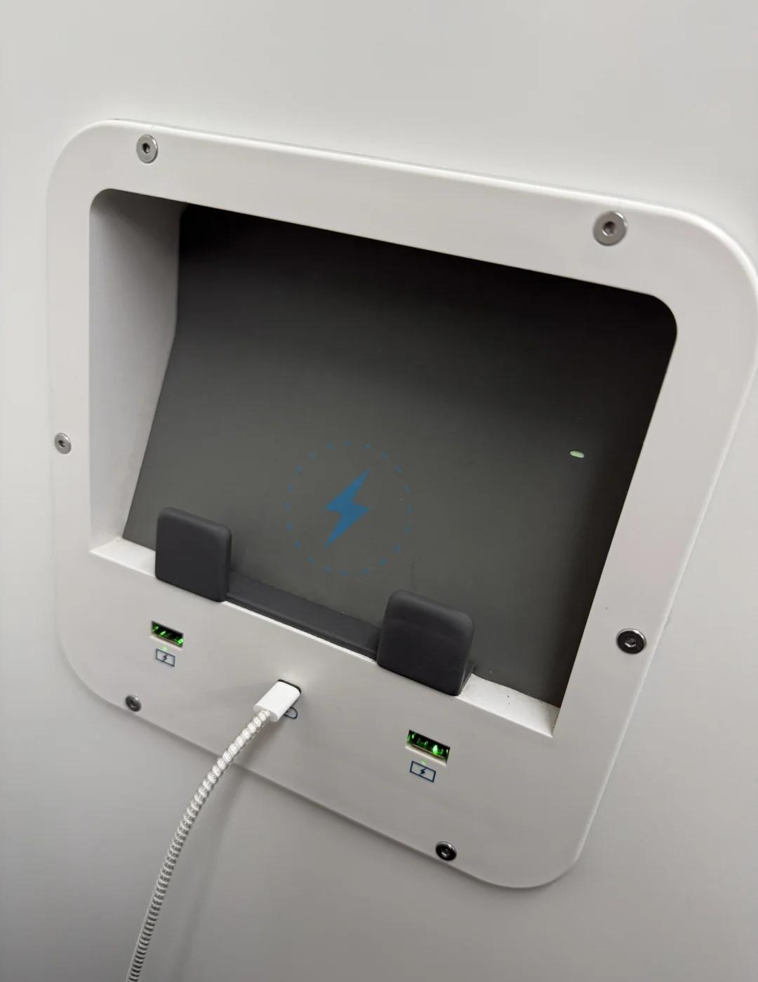 长沙地铁可以免费充电，请大力普及！
正好手机和充电宝都没电了
一转眼看到这个可以