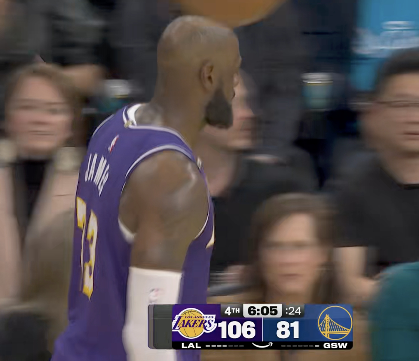 詹姆斯目前26分7篮板11助攻，3个篮板拿不到了，被换下了