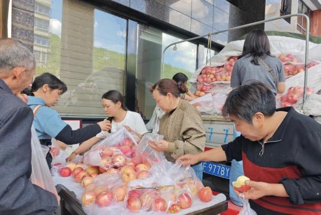 5月2日，陕西洋县男子吉耀仲拉着4000公斤苹果到湖北恩施州咸丰售卖，刚到就突发