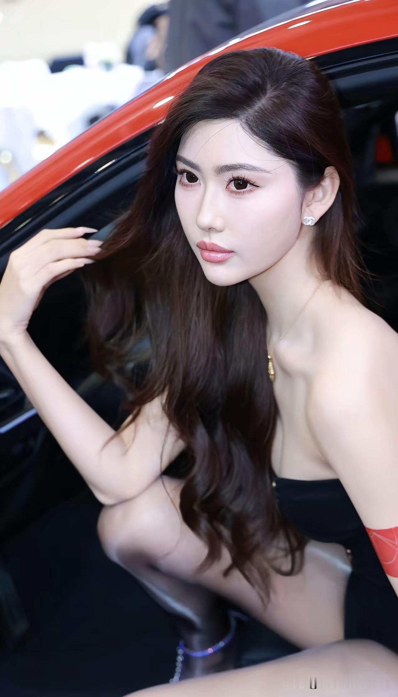 车模的一天

车模的一天，看似光鲜亮丽，实则充满挑战。就拿著名车模韩盼盼来说，2