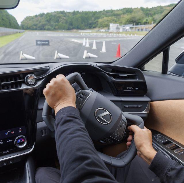 Car & Driver近日去试了丰田/雷克萨斯的线控转向舵。新版本每侧的角度增