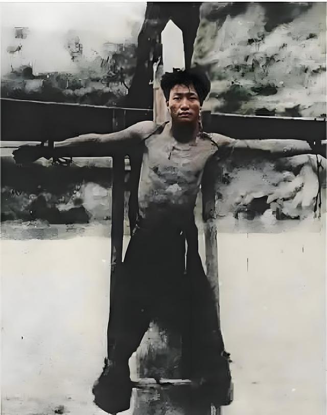 1950年土改运动期间，福建周宁的土改工作人员在地主家的墙缝里发现了这张旧照片，