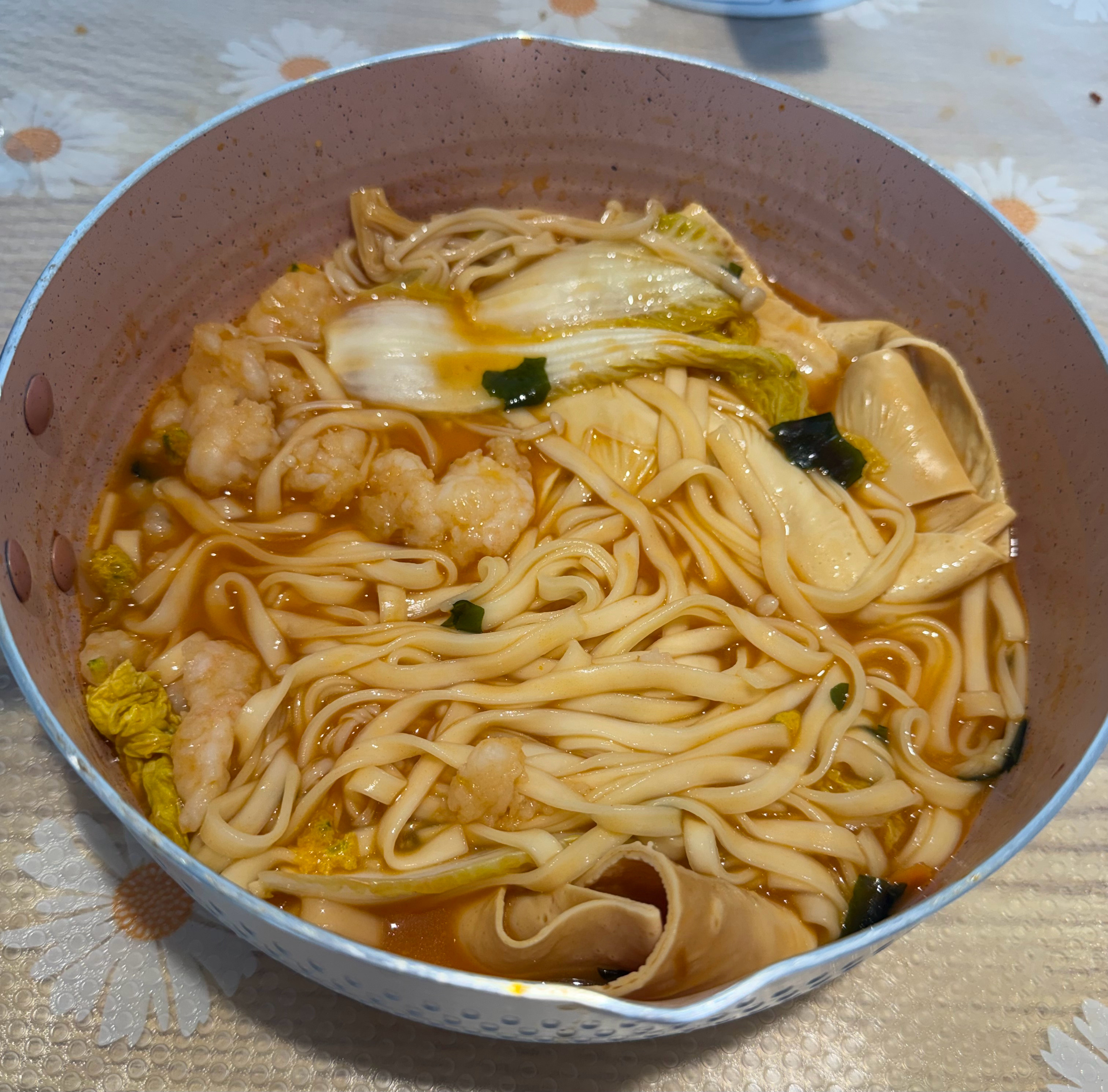 今天吃番茄虾滑面 加豆皮金针菇娃娃菜版  专栏 · 饼的厨房（厨神预备役）