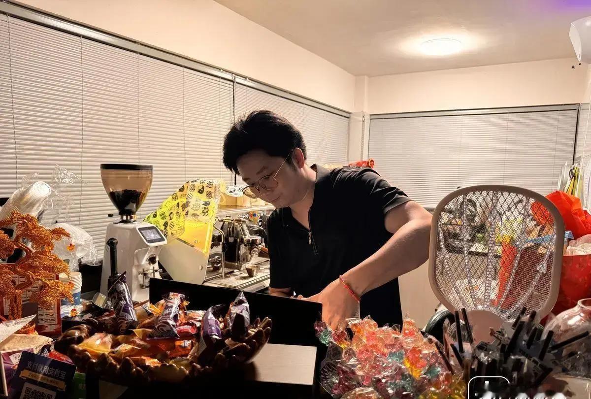 杭州店主赵冲群发4000条微信，备了1500块钱的货，调了通宵闹钟。世界杯揭幕战