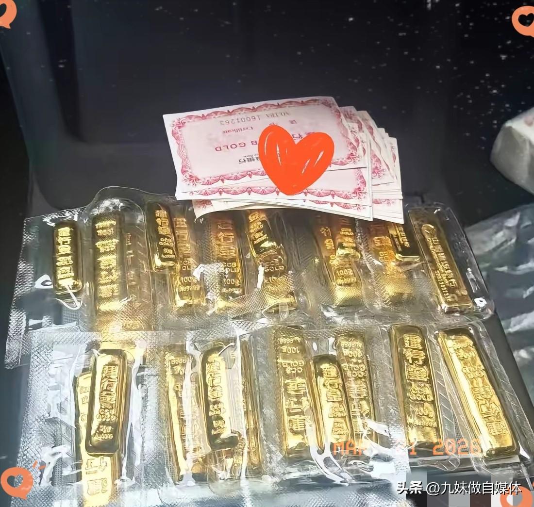 现在买黄金的估计都快哭了！
3月21日，金价已经开始不对劲了，
昨天金价1049