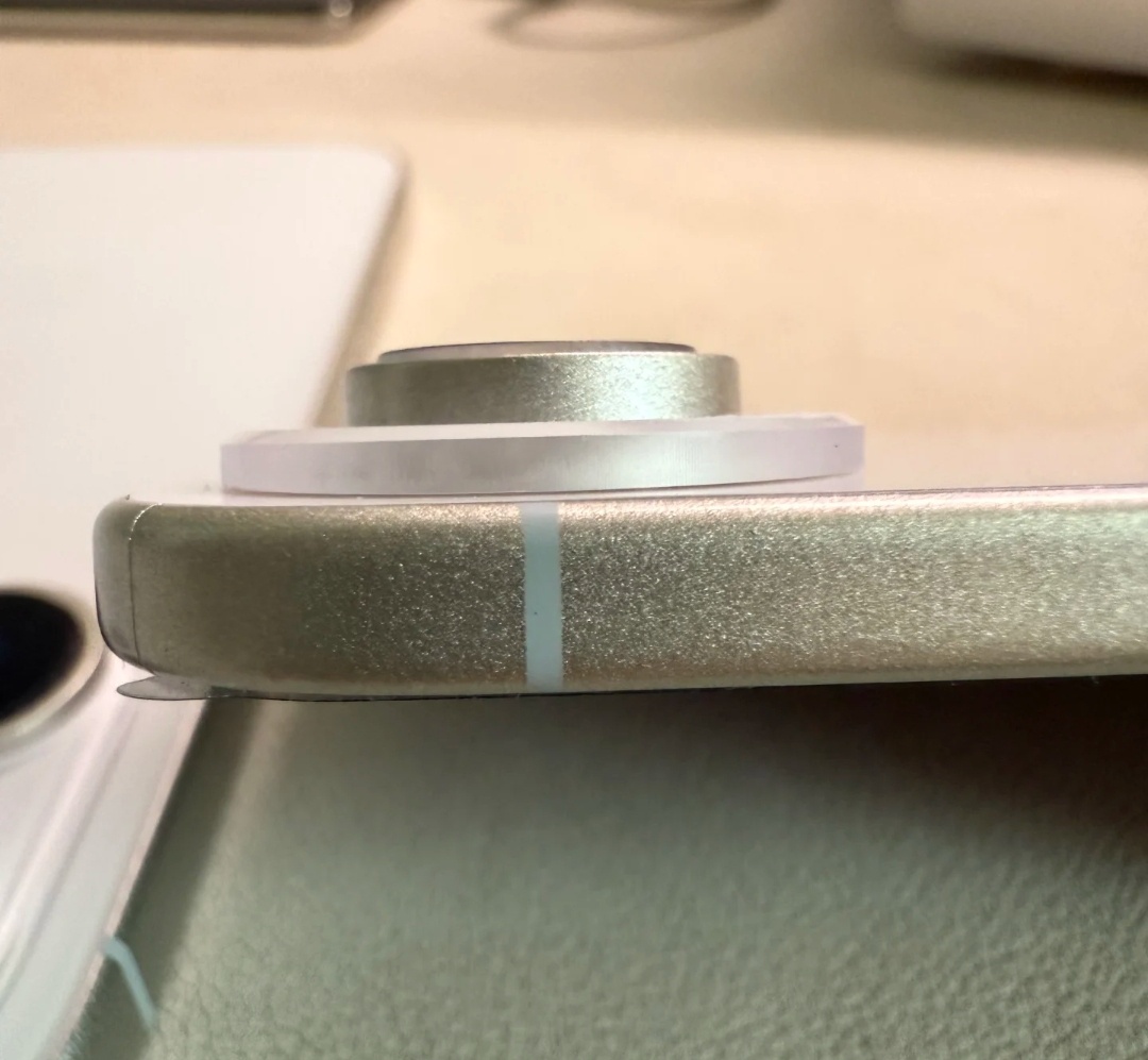 iphone17air的厚度确实很薄，毋庸置疑该夸，但是镜头模组的凸起厚度几近于