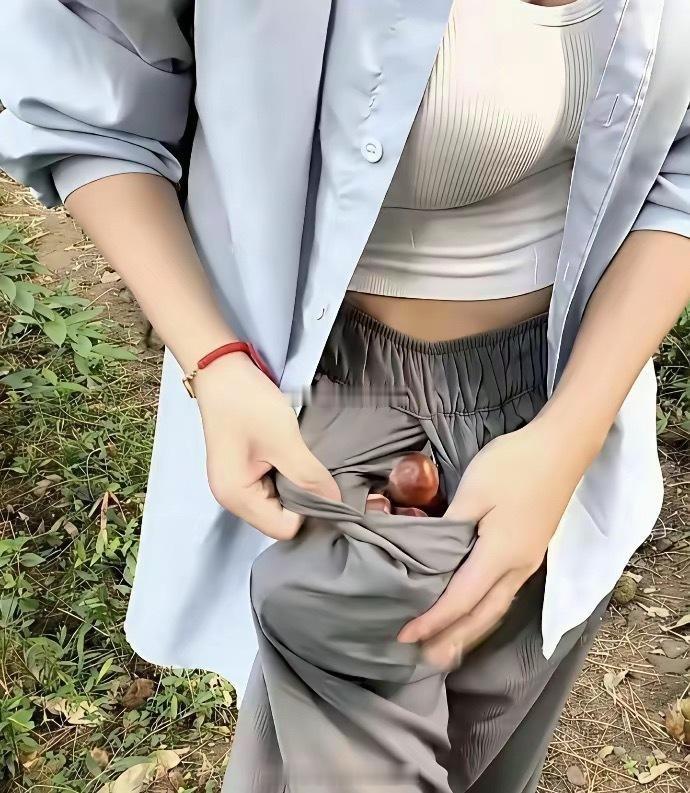小姐姐非要带我爬山，上山摘的是什么？ 