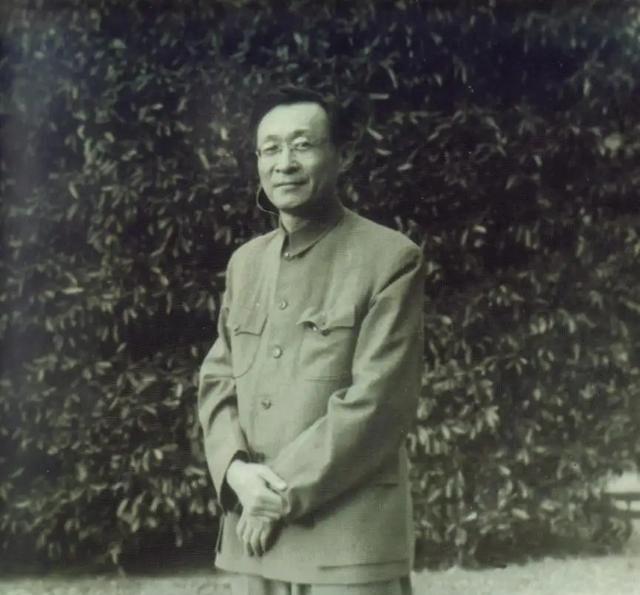 1962年3月，中央联络部部长王稼祥在提到支持别国时，主张：“不要乱开‘空头支票