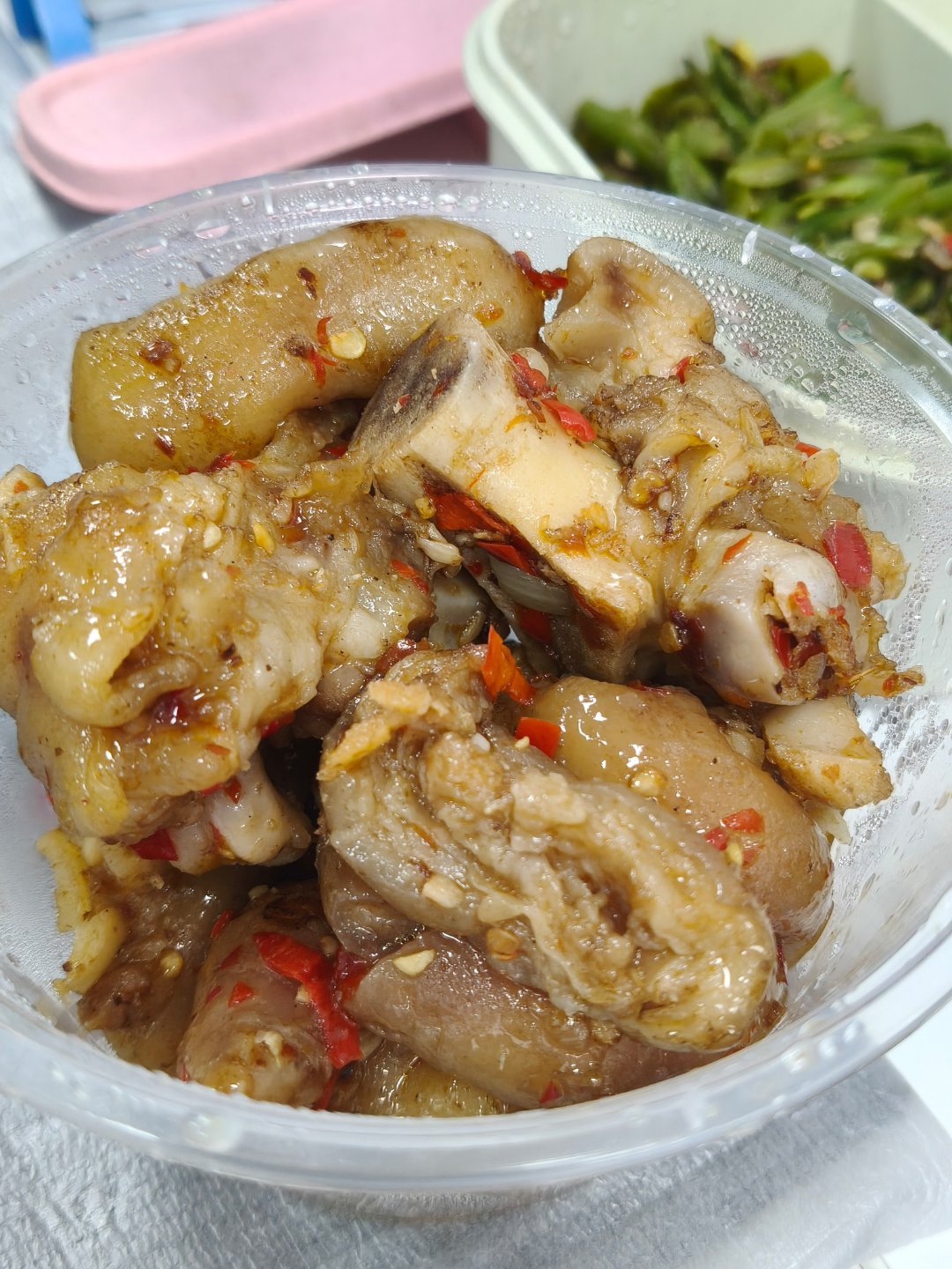今日午餐分享四季豆炒腊肉谢谢厂里姐妹给的炖猪脚，真的好好吃