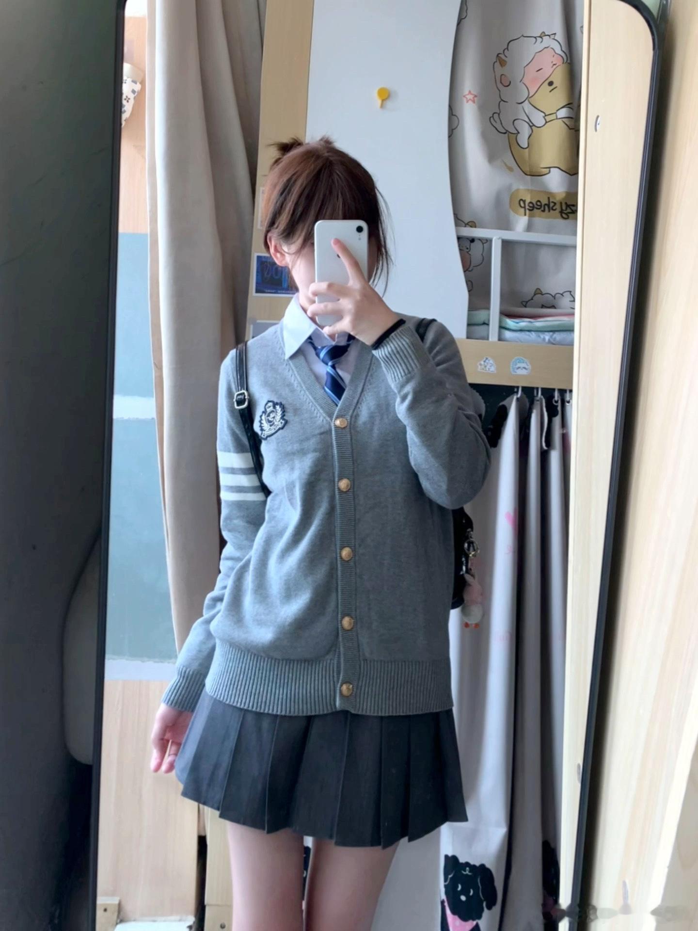 jk[超话]  冬天慢慢慢慢来❄️上衣：萩原奈子下裙：素色百褶   