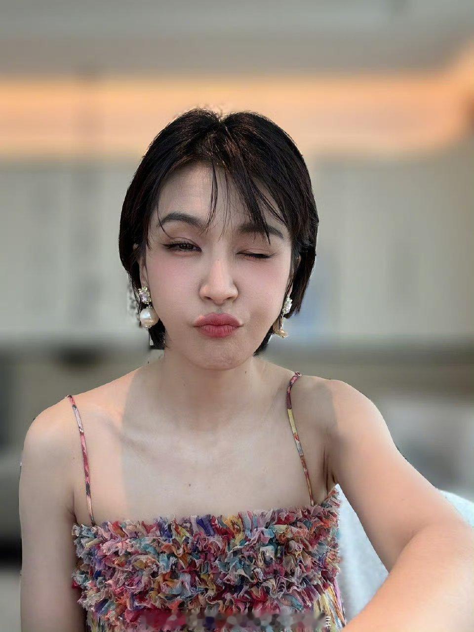 曾沛慈一场下来步数3万步3万步的含金量，是曾沛慈对舞台的敬畏和对粉丝的偏爱。每一