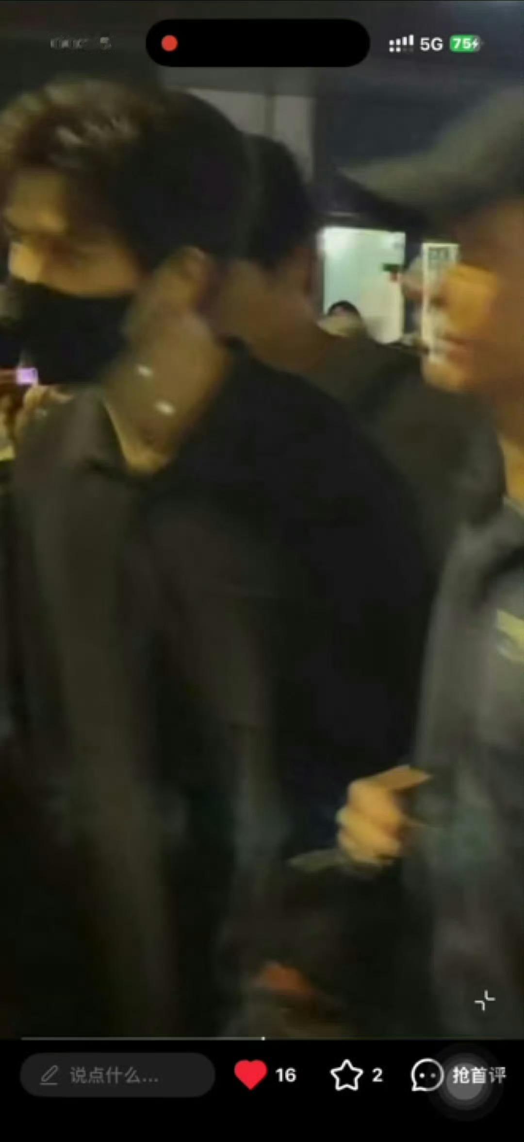 王安宇下班被激光笔照射了。。粉丝要求想把时间和你藏起来剧组保障男主安全。 