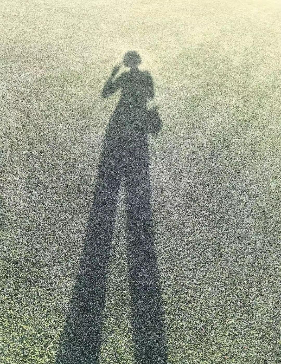 放下所有的执念，去走未来的万里路！敬这人间烟火，也敬自己未完成的梦！每个人都是运