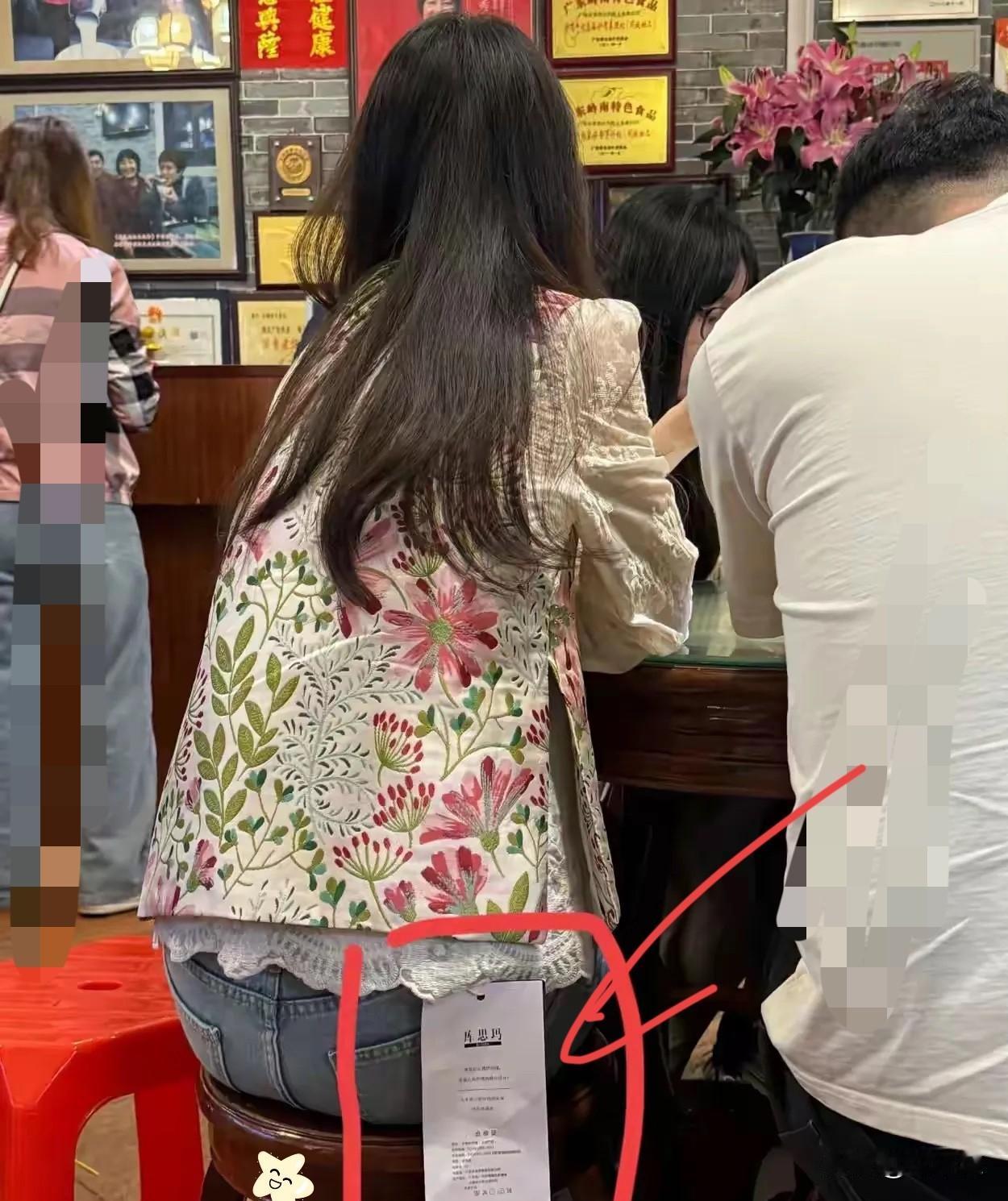 被“穿完就退”的骚操作坑惨了，
商家们也开始“整活”了！
直接把吊牌做成巴掌大，