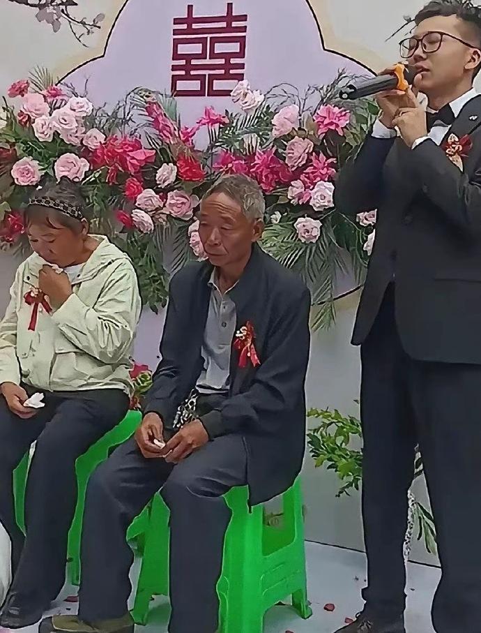 看到这一幕好心酸！父母这样的条件，有必要搞这么隆重的婚礼吗？
