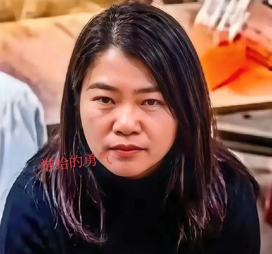 保定这泼油汤的大姐

心肠到底是啥做的？

看监控里她那动作，稳准狠，连着往人饭