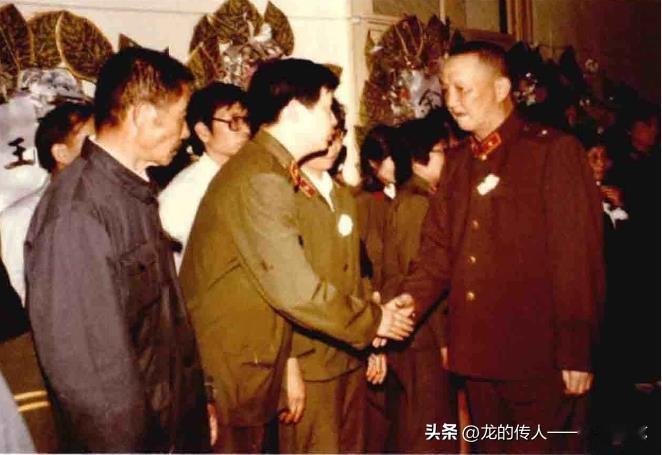 洪学智与李天焕家属亲切握手。