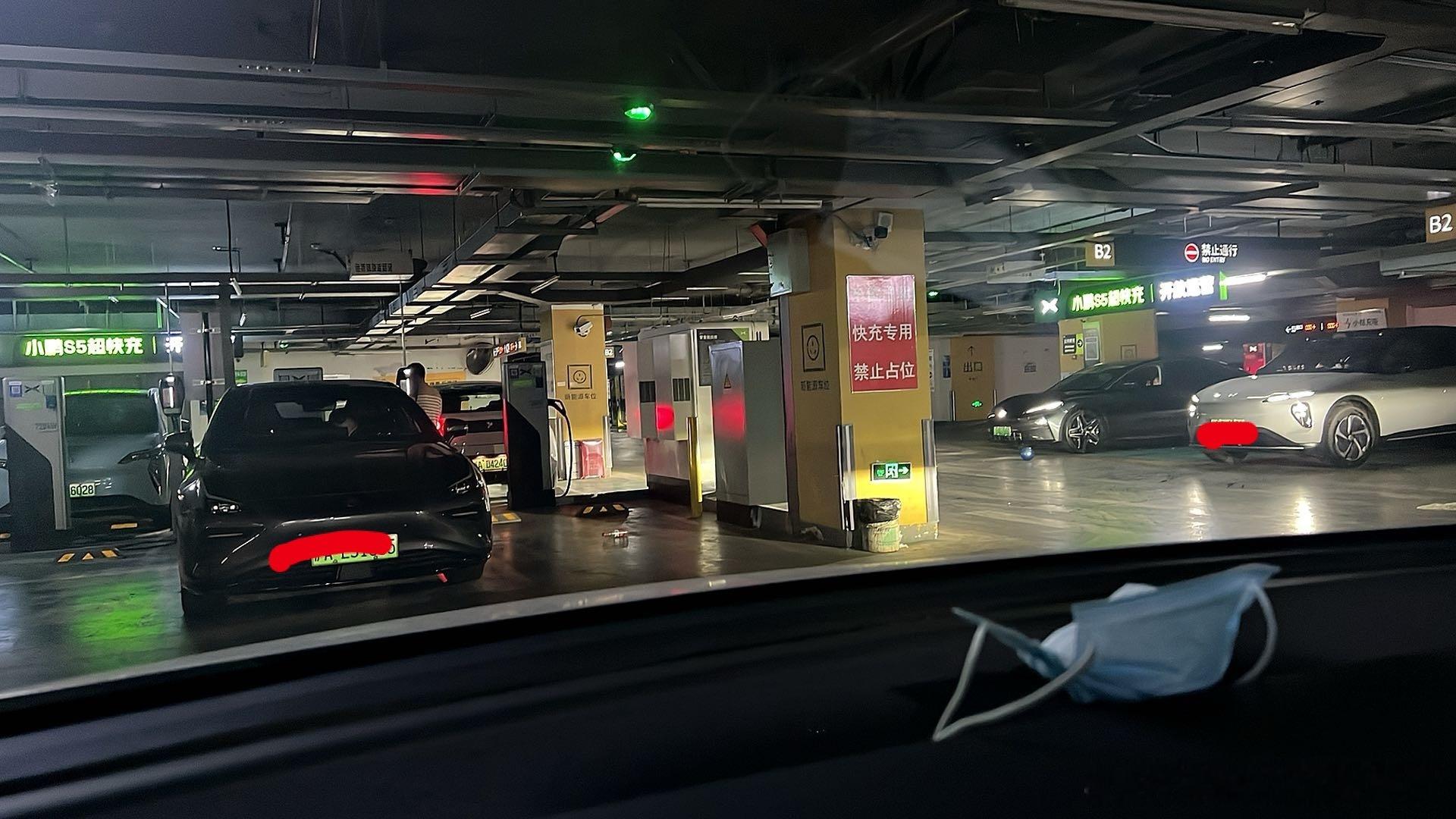 半夜睡不着 索性出来冲个便宜电 你敢信这是上海接近凌晨一点的 小鹏超冲站 十几个