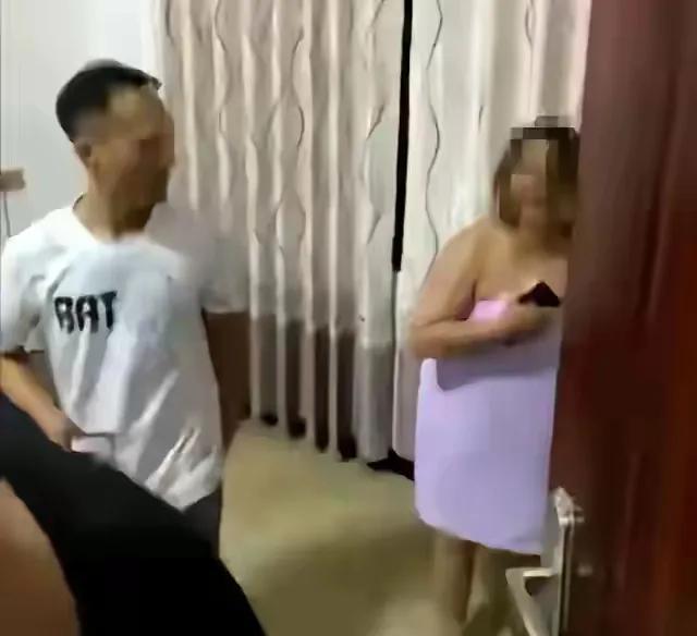 张女士的丈夫因工作原因出差在外，留下她独自在家。一天，一个名叫李先生的朋友打来电