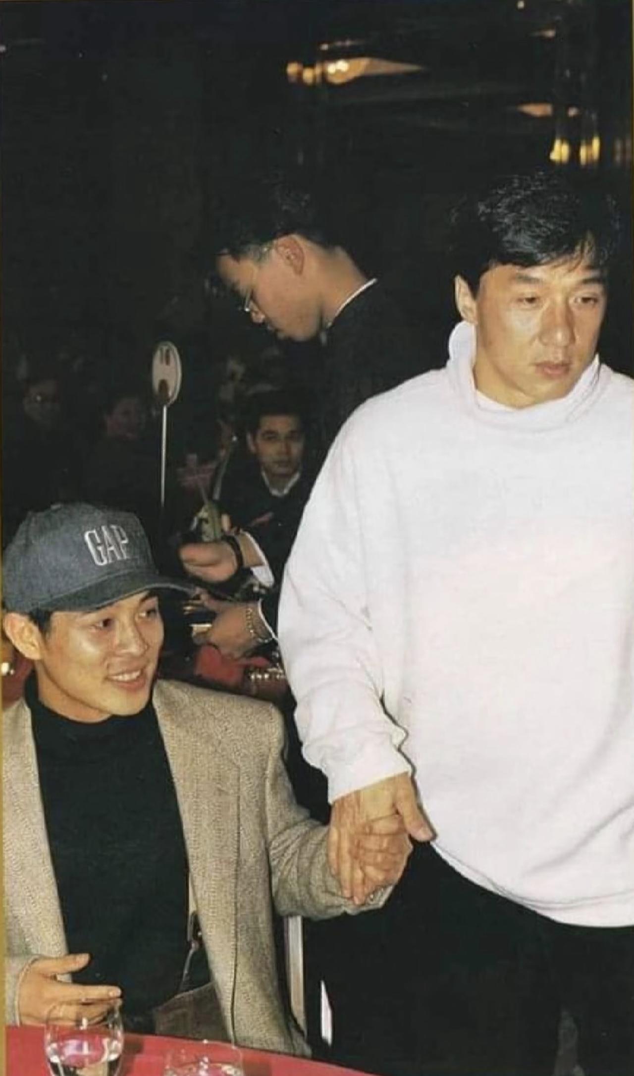 90年代初，成龙与李连杰在某活动上牵手的画面。

当时，成龙、李连杰正是年轻鼎盛