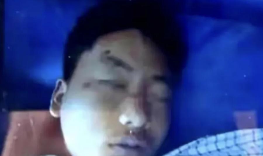 河北沧州，女子与情夫在家正发生关系，被15岁的儿子当场撞破。因担心事情败露，情夫