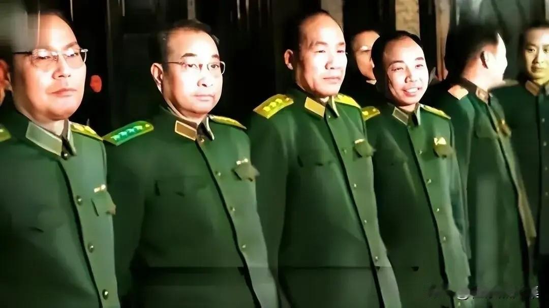 1955年9月27日，中国人民解放军首次授衔典礼在北京隆重举行，画面中左起依次为