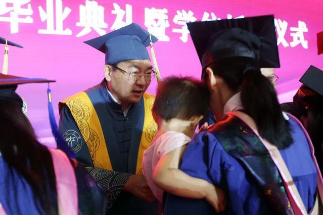 不知道大家刷到那条硕士抱着娃参加毕业典礼的视频没，网上吵得两极分化，有人羡慕，也