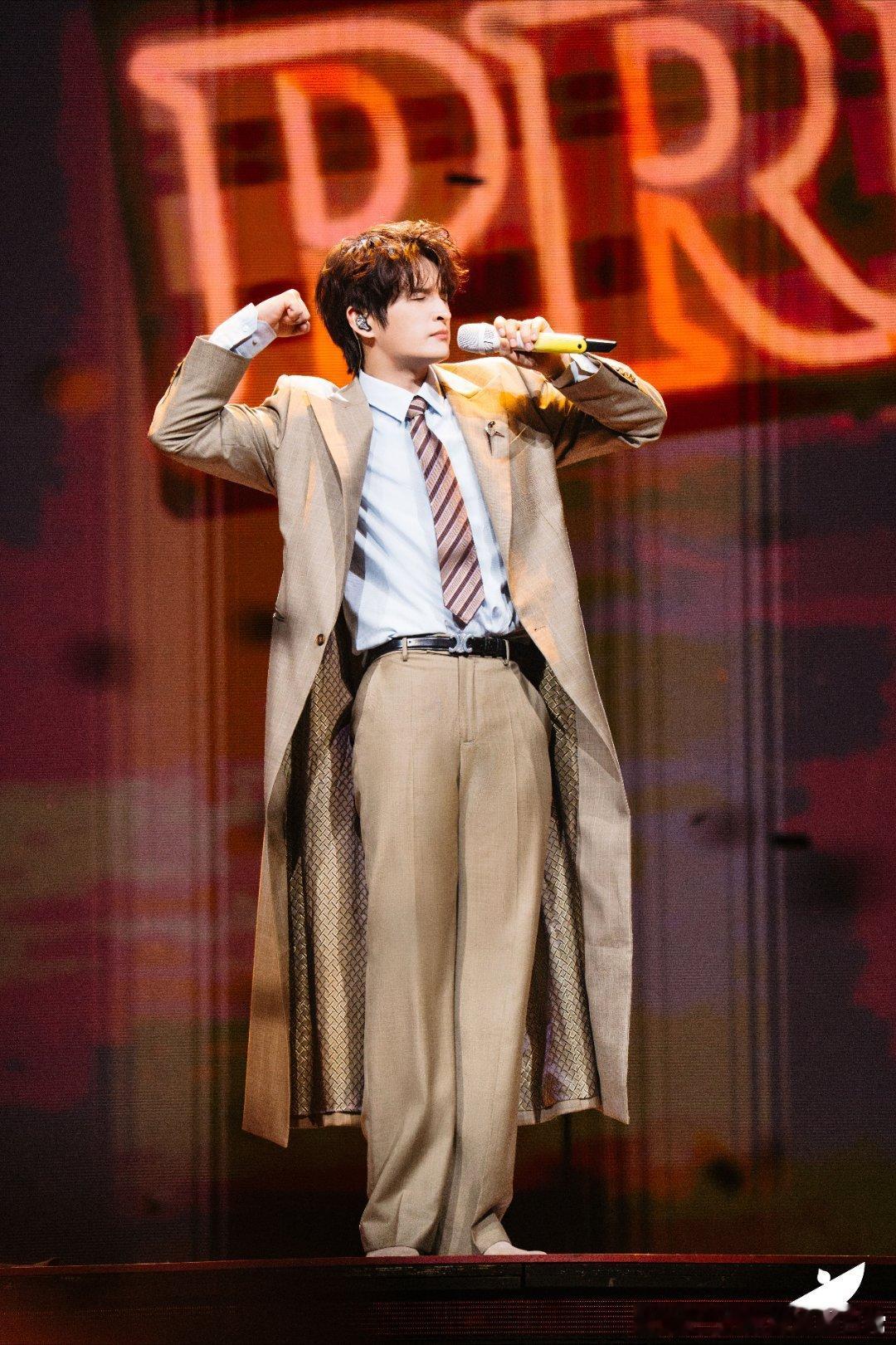张远南京演唱会远哥对待舞台是真用心，细节处处都能看得出来 