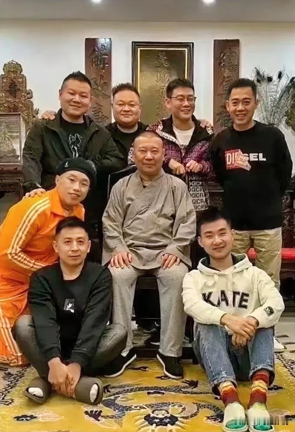 后排我就认得出气宇不凡的岳云鹏，疏眉朗目的孔云龙。中间坐着的是气色盈和，慈眉善目