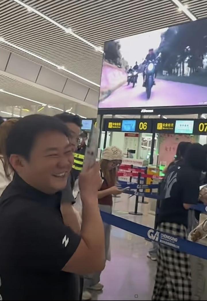 近日，张雪在外地出差候机时，偶遇机场大屏播放自己驾驶机车的视频，当场惊喜不已，开