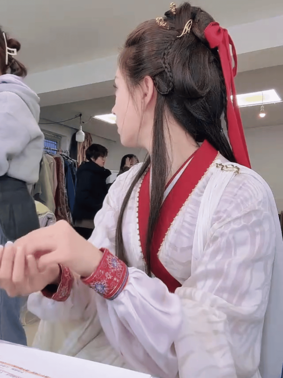 这剧几套衣服都挺好看的 比起飒的更喜欢美美的裙装🥰 