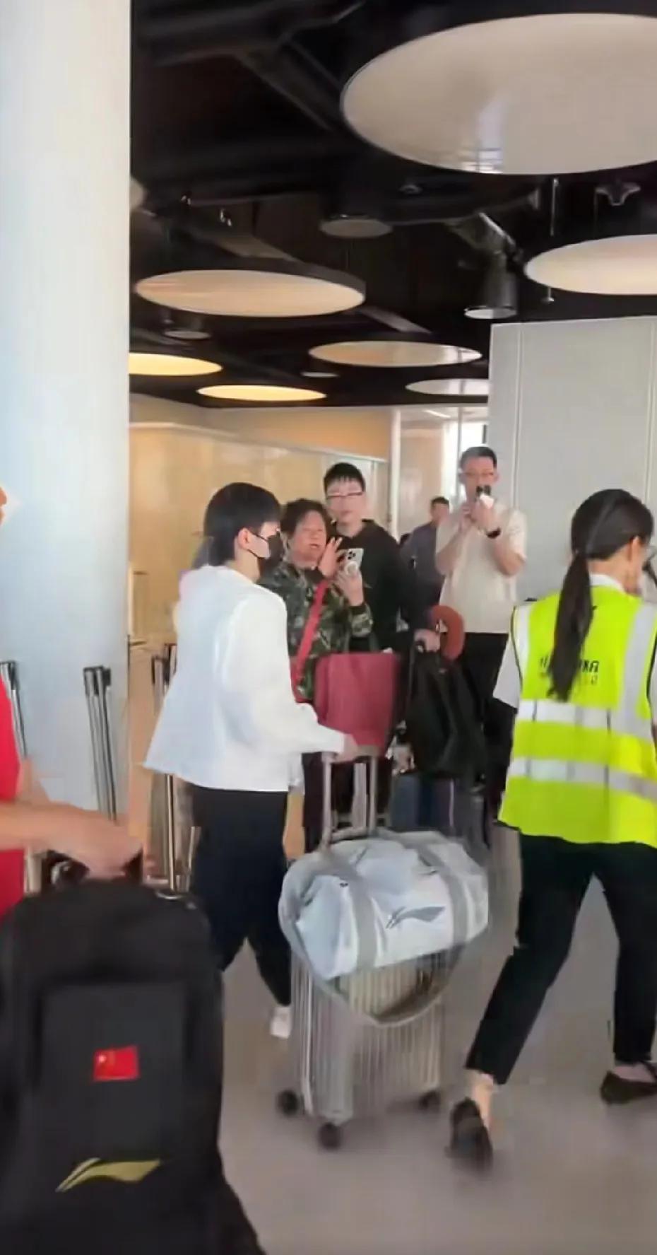 听说国乒大部队早就回来了，莎莎这趟回来没走VIP通道，就在机场里，正好被一群大妈