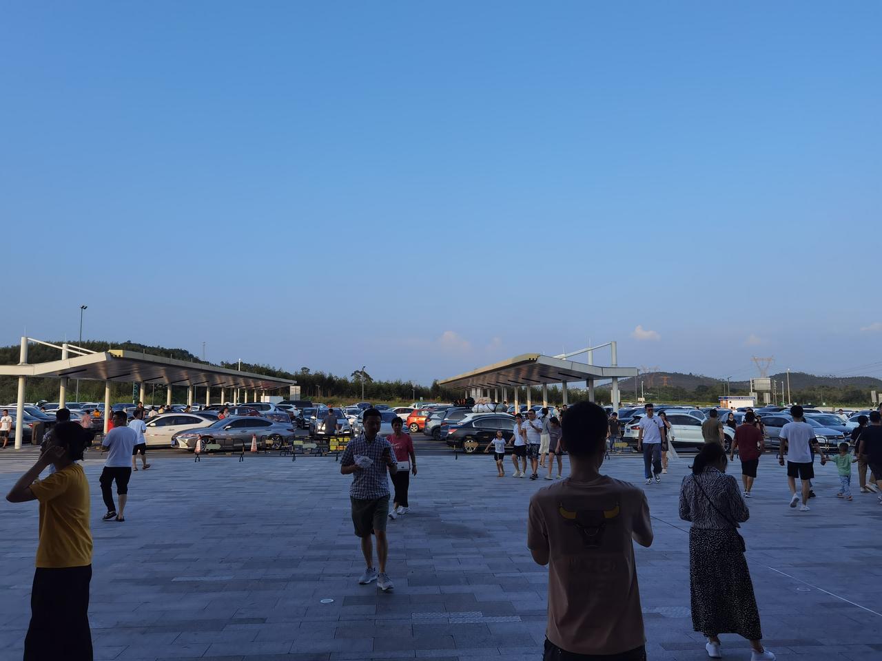 9月30日下午5点，广东某高速休息区情况，堵车现象严重。【来自懂车帝车友圈】