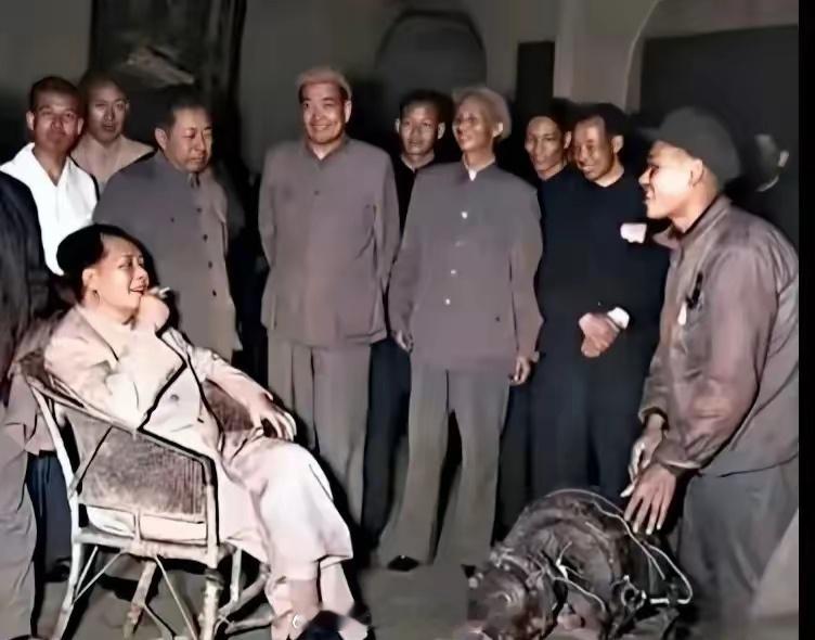 【领袖风采回顾】毛主席在河南省工业展览舘其他展室和工作人员亲切交谈。 ​  ​​