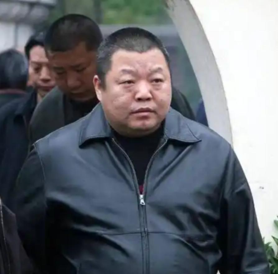 2018年，臧天朔临终前，屏退全部家人，包括他的妻子李梅，唯独留下了斯琴格日乐，