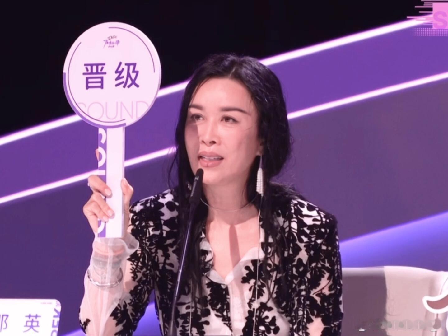 那姐真是时尚感狠狠拿捏那英这湿发造型直接杀疯了！谁能看出来是“刚洗头”，明明是时