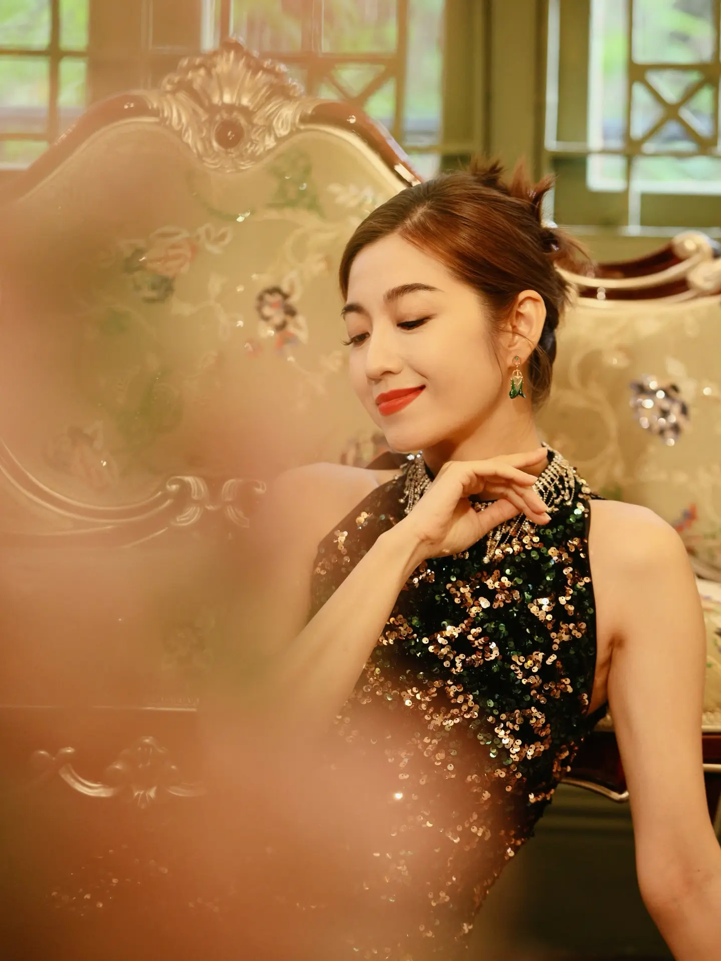 陈自瑶旗袍装。