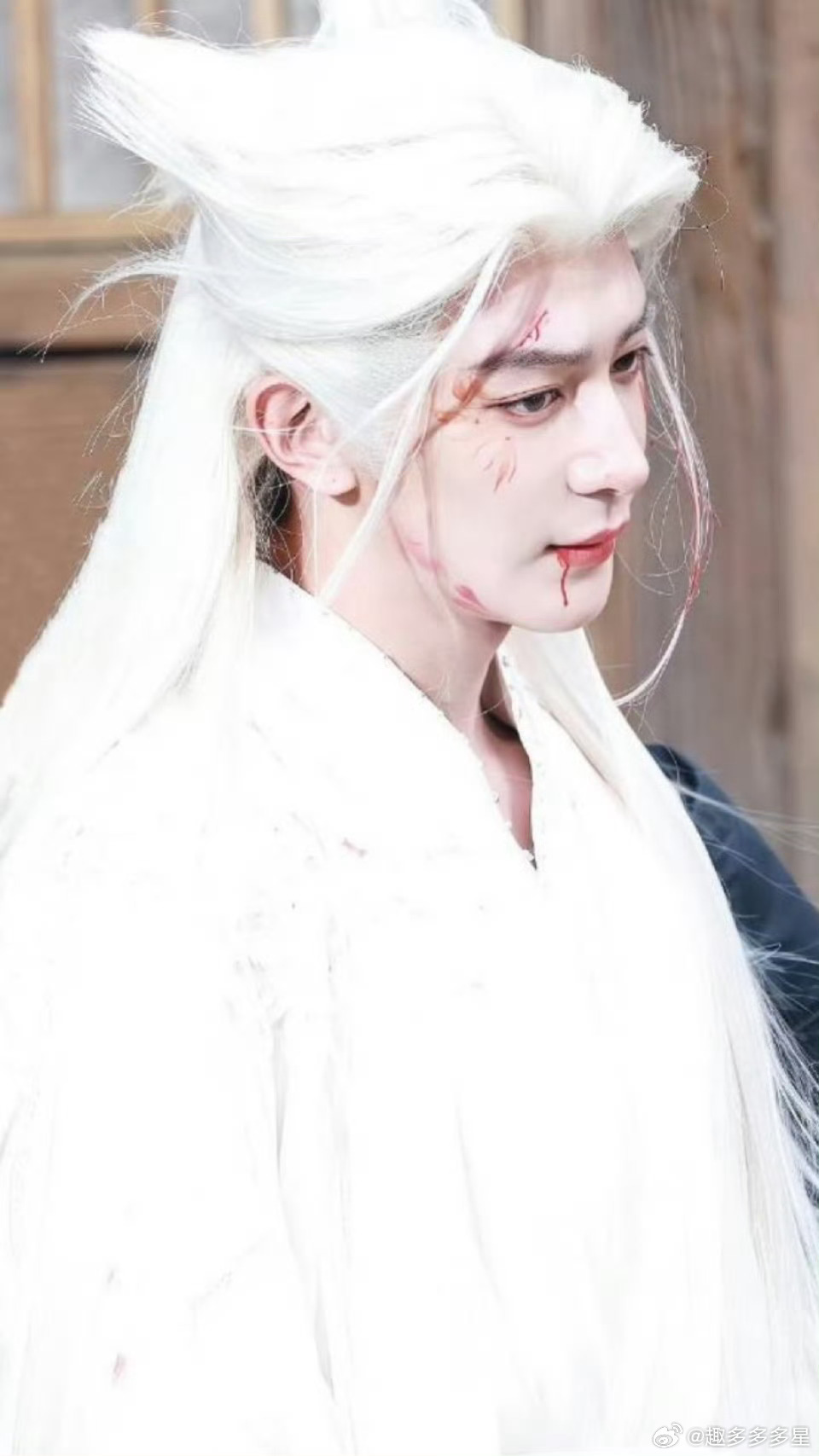 夏之光新剧定档海报夏之光柳为雪定档海报夏之光在《月鳞绮纪》的白发狐妖造型氛围感很