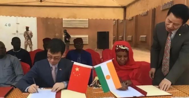 中国决不会再当冤大头！尼日尔首都尼亚美上演着荒诞的一幕。三公里长的车队死死堵在路