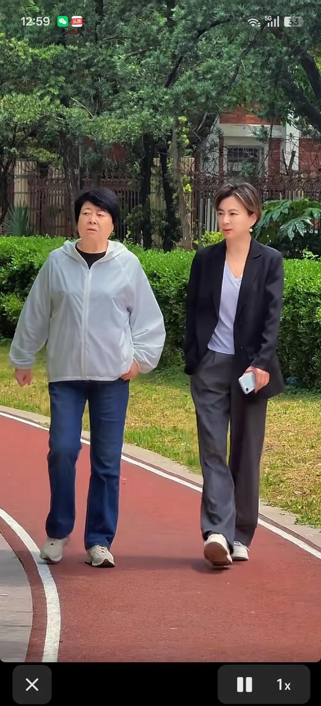 李玲玉与母亲在公园里散步时的一幕，母女俩状态俱佳。李玲玉是华语乐坛极具代表性的甜