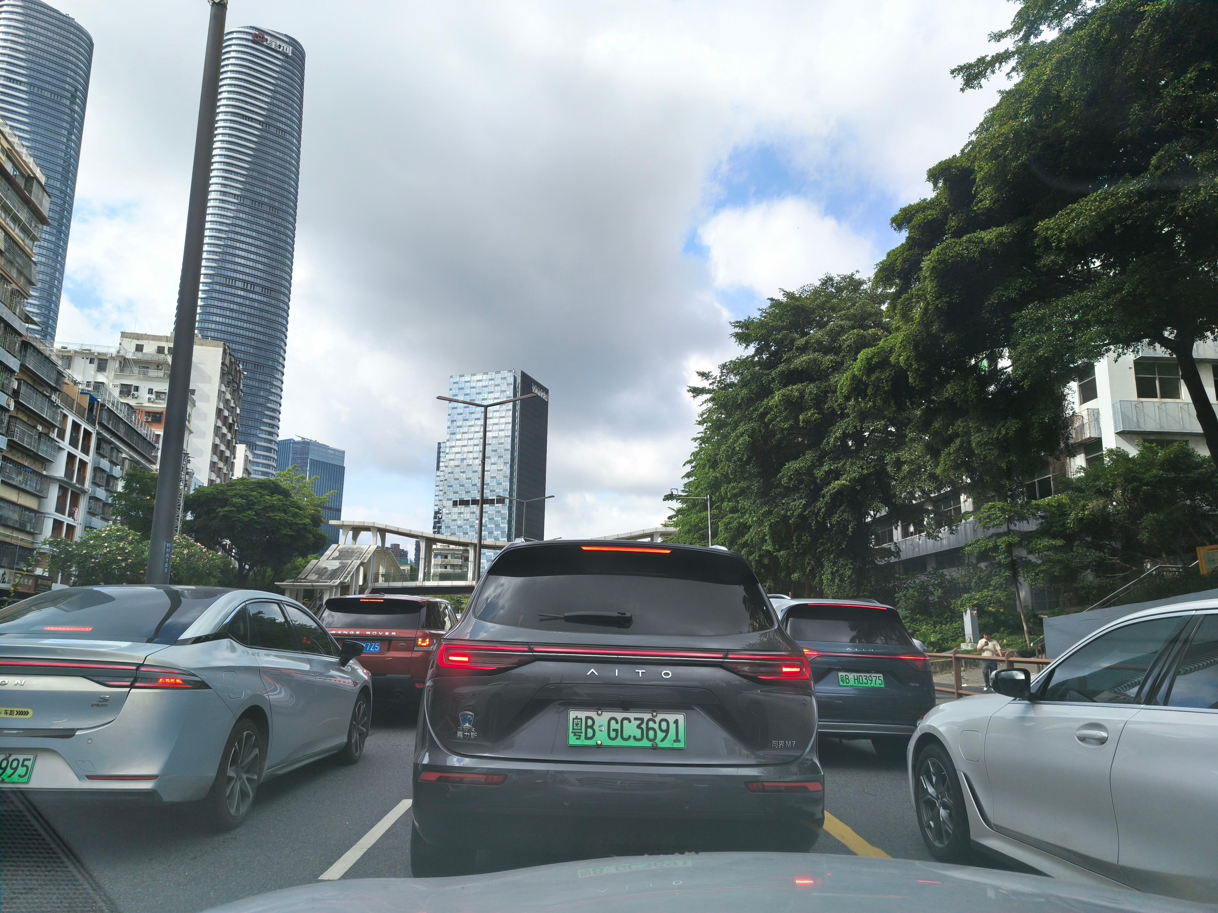 深圳早八开车出门是这么堵的啊…问界可见度是真的高哦对了新款M9 马上发了 深圳