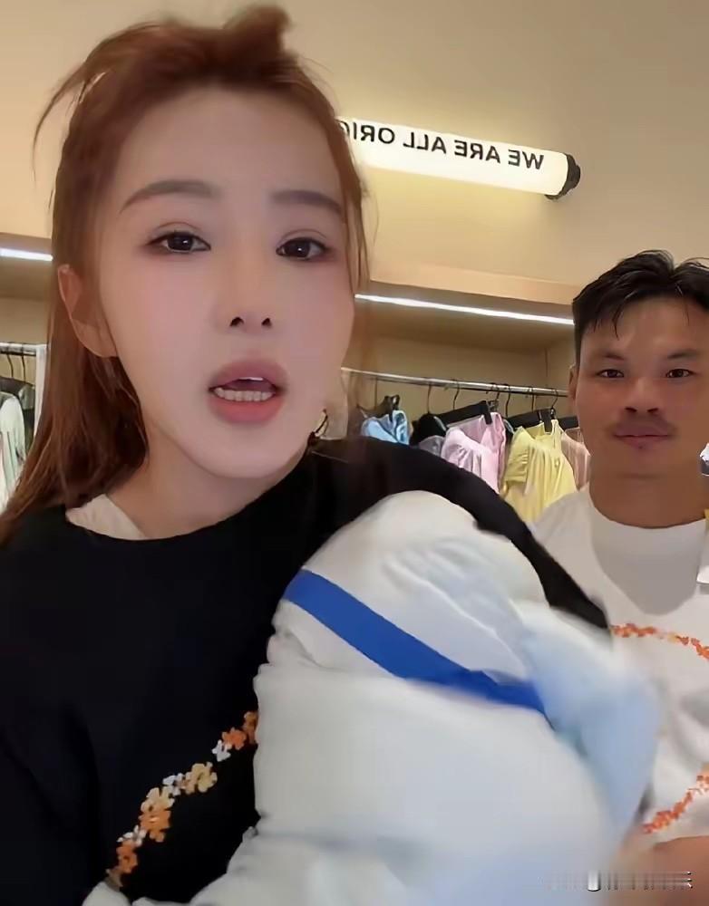 三只羊的“魔咒”，还真是怕啥来啥。

你看看乔妹和嘴哥现在的直播间，被几千人刷屏