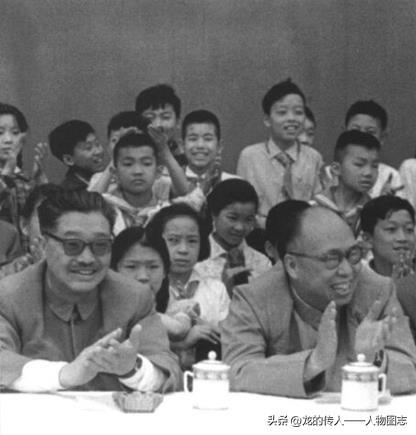 1961年5月，贺龙、罗荣桓观看少年运动员比赛。