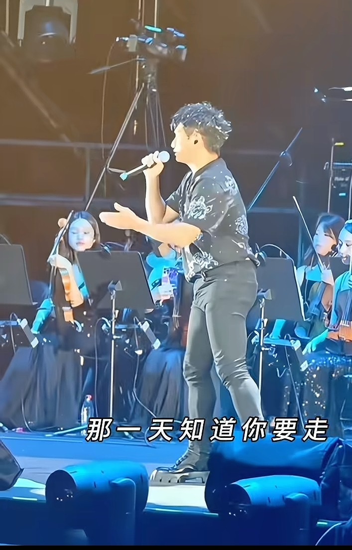 卡码拍大三人组：汪峰，吴奇隆，萧敬腾，明星们这么有钱就不能买几件宽松点的裤子吗？